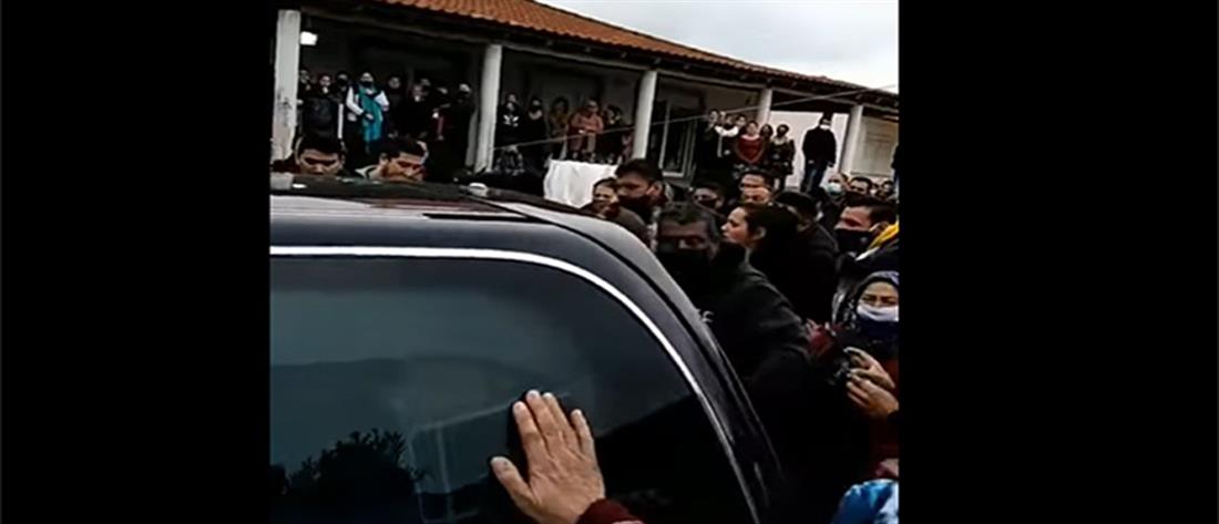 Κορονοϊός: απίστευτος συνωστισμός σε κηδεία στον Βόλο (βίντεο)

