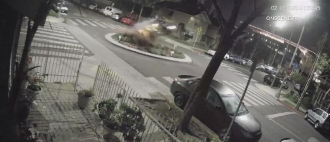 Αυτοκίνητο χτύπησε σε πεζοδρόμιο και... απογειώθηκε! (βίντεο)