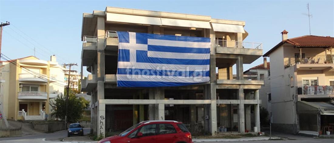 Θεσσαλονίκη: ελληνική σημαία γίγας για την 28η Οκτωβρίου (εικόνες)