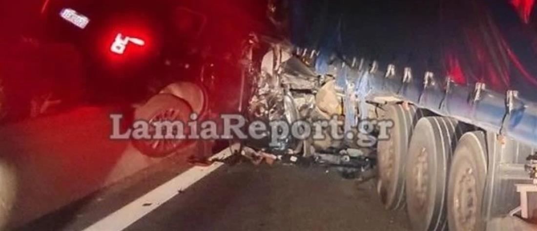 Κούγιας - Τροχαίο: Το αμάξι του “καρφώθηκε” σε φορτηγό (εικόνες)