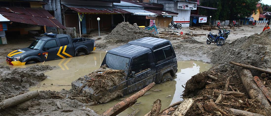 Φονικές οι καταστροφικές πλημμύρες στην Ινδονησία (εικόνες)