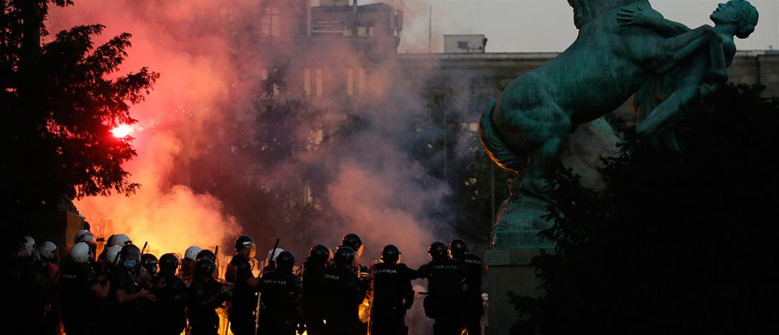 Σερβία: συγκρούσεις διαδηλωτών – αστυνομικών (εικόνες)