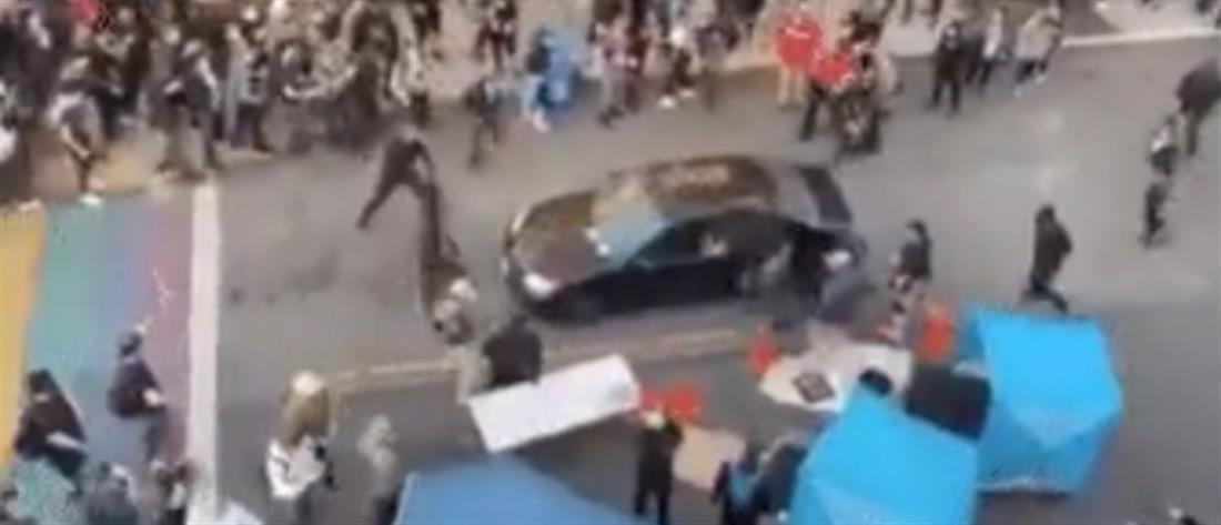 ΗΠΑ: Οδηγός έριξε αυτοκίνητο σε πλήθος διαδηλωτών και πυροβόλησε εναντίον τους (βίντεο)