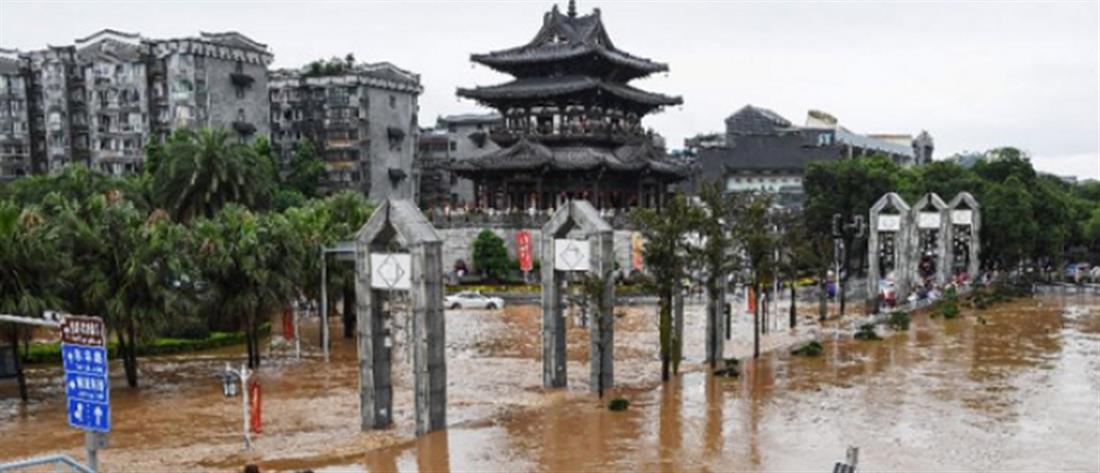 Θάνατοι και απόλυτη καταστροφή από τις πλημμύρες στην Κίνα (βίντεο)