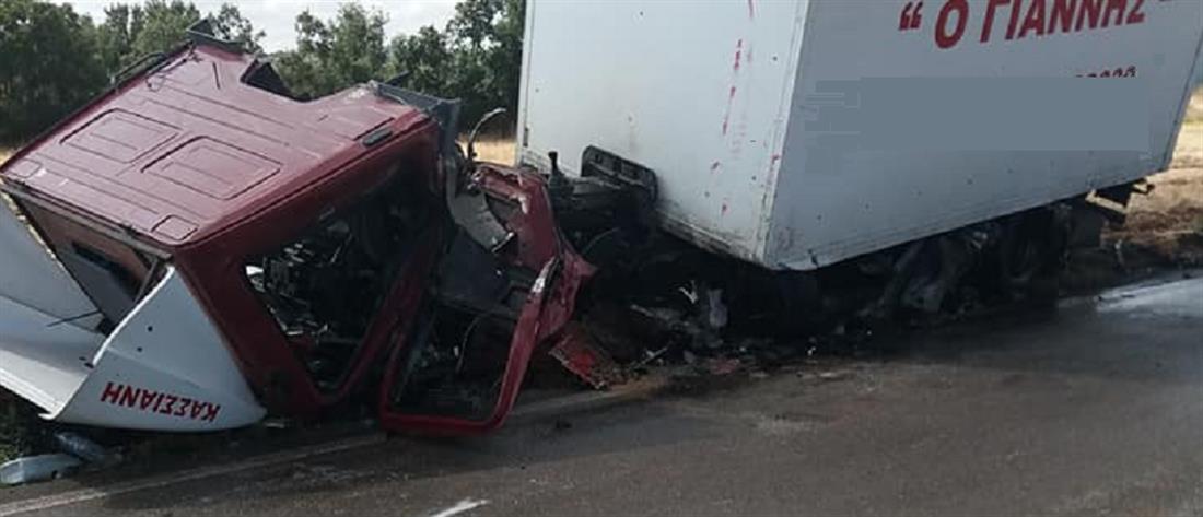 Τραγωδία στη Θήβα: όχημα συγκρούστηκε με φορτηγό (εικόνες)