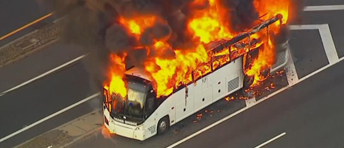 Λεωφορείο εν κινήσει τυλίχθηκε στις φλόγες (βίντεο)