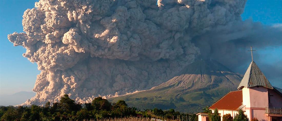 Ινδονησία: “Ξύπνησε” το ηφαίστειο στο “δαχτυλίδι της φωτιάς” (βίντεο)