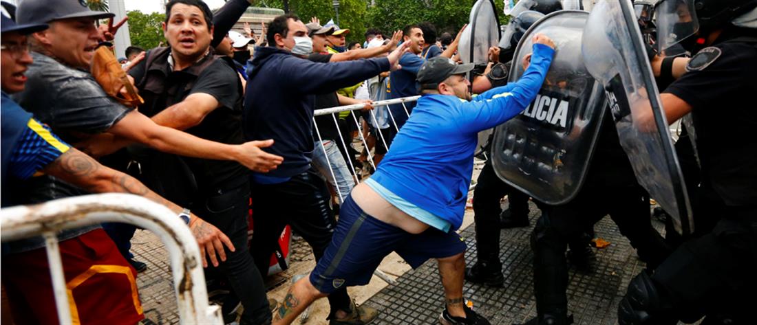 Ντιέγκο Μαραντόνα: απομακρύνθηκε η σορός του λόγω επεισοδίων