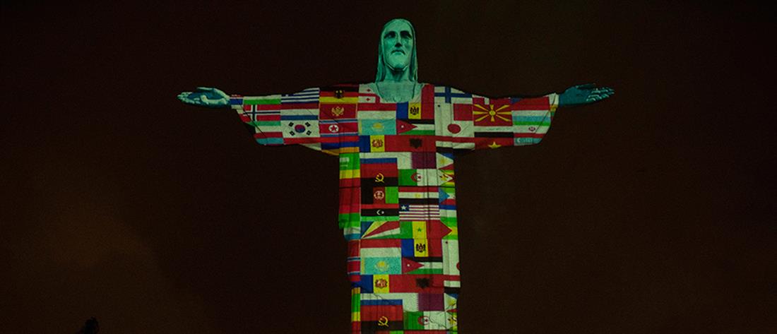 Το άγαλμα του Χριστού φωτίστηκε με σημαίες χωρών που “χτύπησε” ο κορονοϊός (εικόνες)