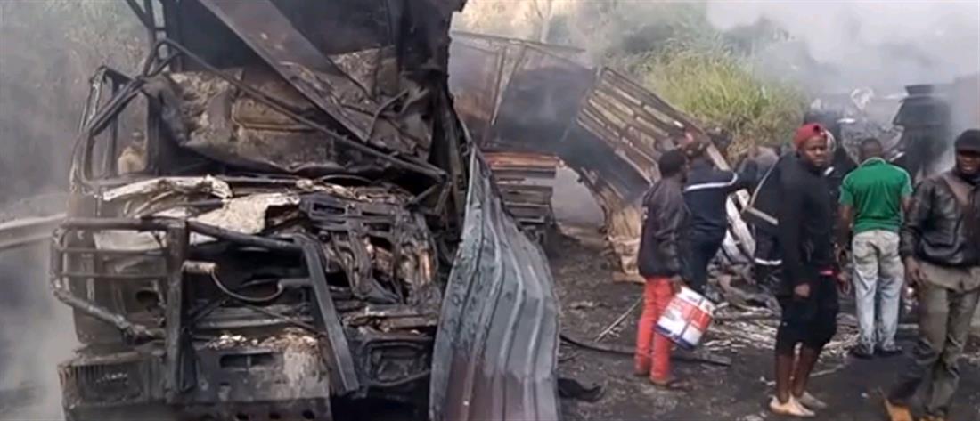 Λεωφορείο συγκρούστηκε με φορτηγό: Φωτιά και δεκάδες νεκροί (εικόνες)