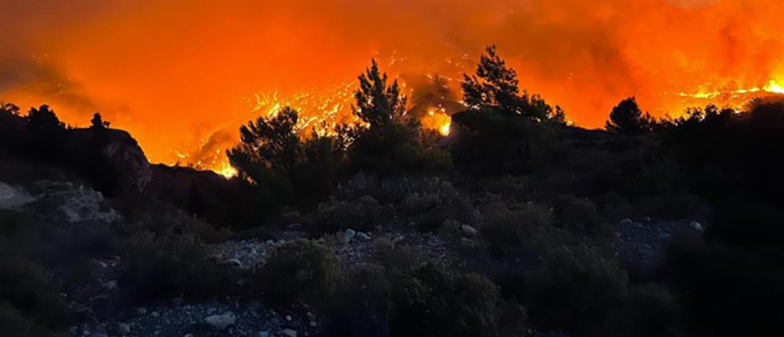 Φωτιές σε Ρόδο, Εύβοια, Κέρκυρα: συνεχίζεται η μάχη με τις αναζωπυρώσεις (εικόνες)