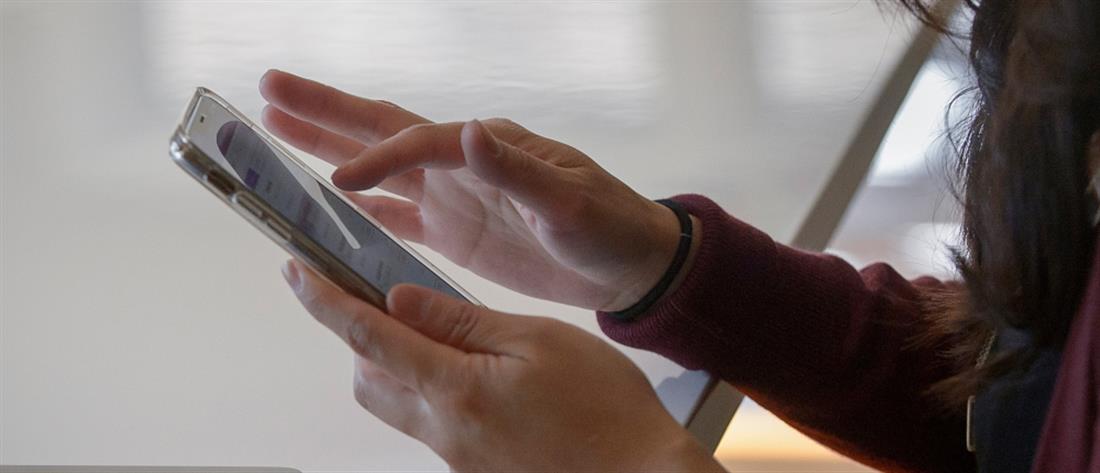 Κορονοϊός: Πόσο καιρό επιβιώνει πάνω στην οθόνη του κινητού