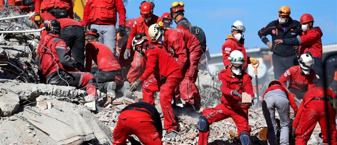 Τουρκία - Σεισμός: 70χρονος ανασύρθηκε ζωντανός από τα ερείπια (βίντεο)