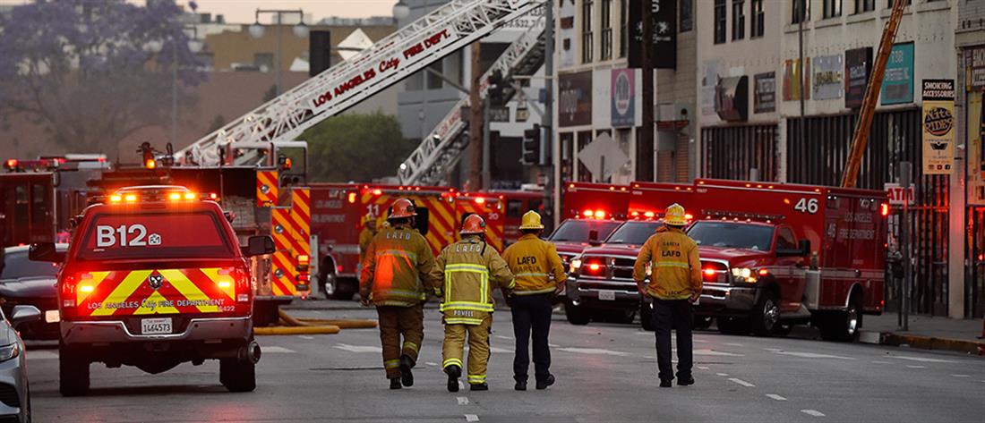 Πυροσβέστες τραυματίστηκαν από έκρηξη σε κατάσβεση φωτιάς