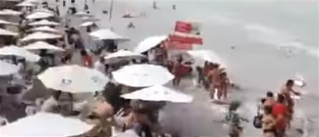 Τρόμος σε παραλία από “τσουνάμι” (βίντεο)