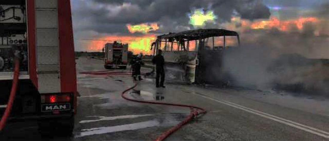 Στις φλόγες τυλίχτηκε λεωφορείο με επιβάτες (εικόνες)