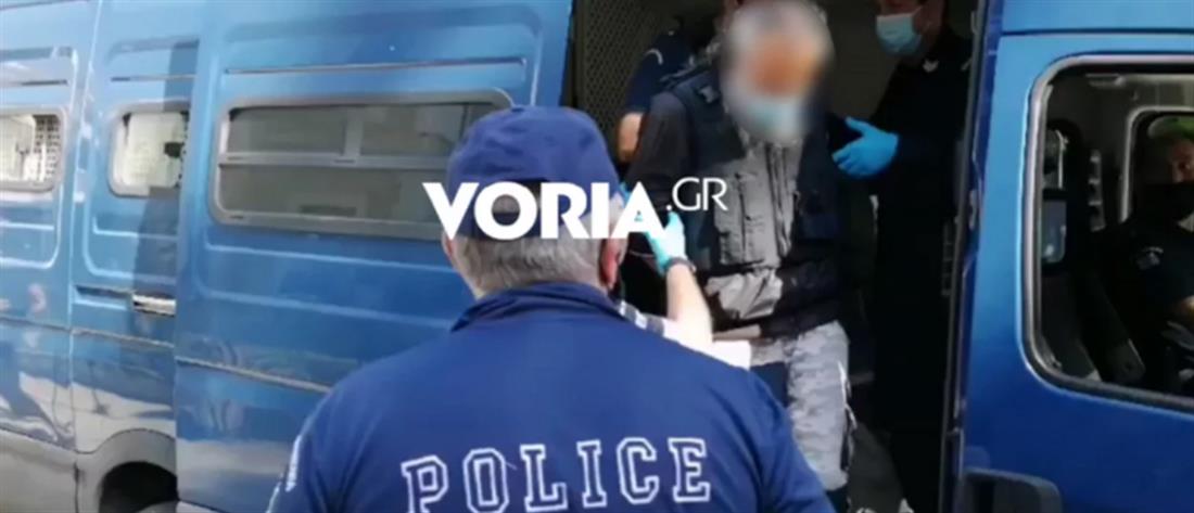Επίθεση με τσεκούρι στη ΔΟΥ Κοζάνης: Αποδοκίμασαν τον δράστη στο δικαστήριο (εικόνες)