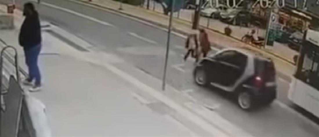 Βίντεο σοκ: αυτοκίνητο χτυπά μητέρα και παιδί