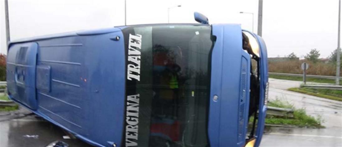 Ανατροπή τουριστικού λεωφορείου στη Βέροια (εικόνες)