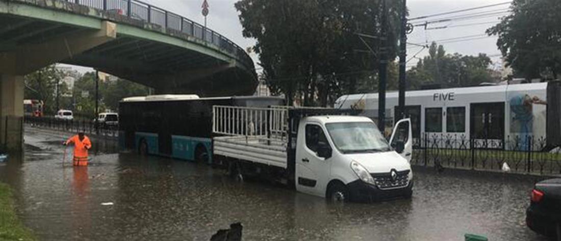 Πλημμύρες από καλοκαιρινό μπουρίνι στην Κωνσταντινούπολη (εικόνες)
