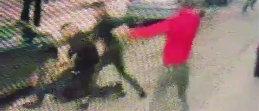 Καρέ-καρέ η επίθεση μπράβων σε αστυνομικό (βίντεο)