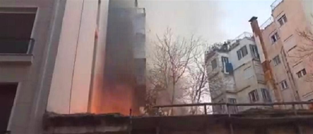 Επέτειος Γρηγορόπουλου: Φωτιά σε εγκαταλελειμμένο κτήριο στα Εξάρχεια (βίντεο)