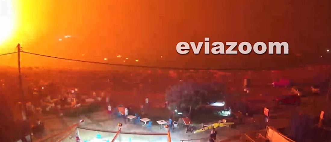 Φωτιά στην Εύβοια: Η στιγμή που χτύπησαν οι καμπάνες και πέρασαν οι φλόγες στην Αγία Άννα (εικόνες)