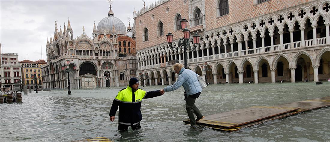 “Βυθισμένη” κάτω από τα νερά παραμένει η Βενετία (εικόνες)