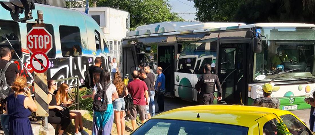 Συρμός του προαστιακού συγκρούστηκε με λεωφορείο στην Λιοσίων