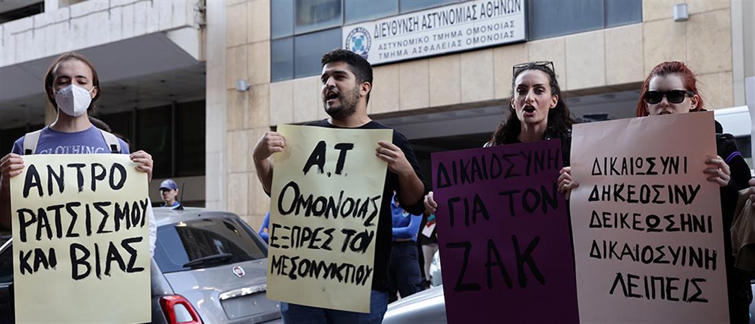 ΣΥΡΙΖΑ: Συγκέντρωση διαμαρτυρίας στο ΑΤ Ομόνοιας (εικόνες)