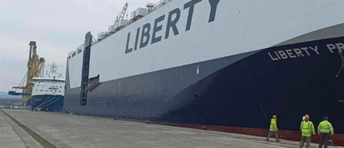 Αλεξανδρούπολη: Στο λιμάνι γιγαντιαίο αμερικανικό πλοίο με στρατιωτικά εφόδια (εικόνες)