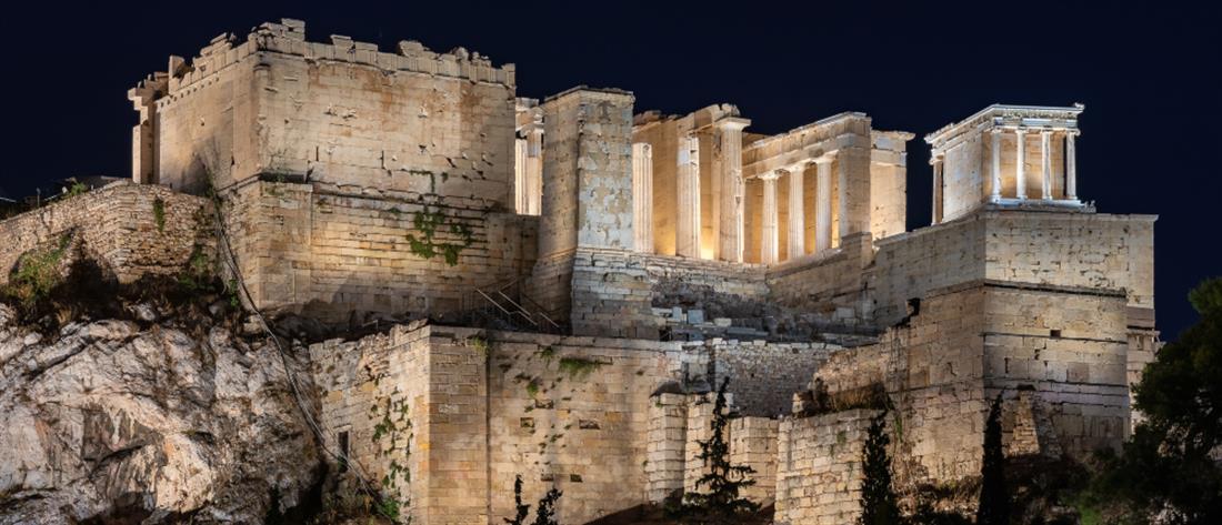 Νέος φωτισμός στον Ιερό Βράχο της Ακρόπολης (εικόνες)