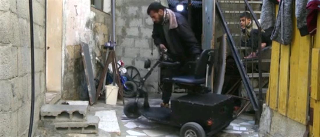 Φτιάχνει οχήματα για ΑμεΑ από σκουπίδια (βίντεο)
