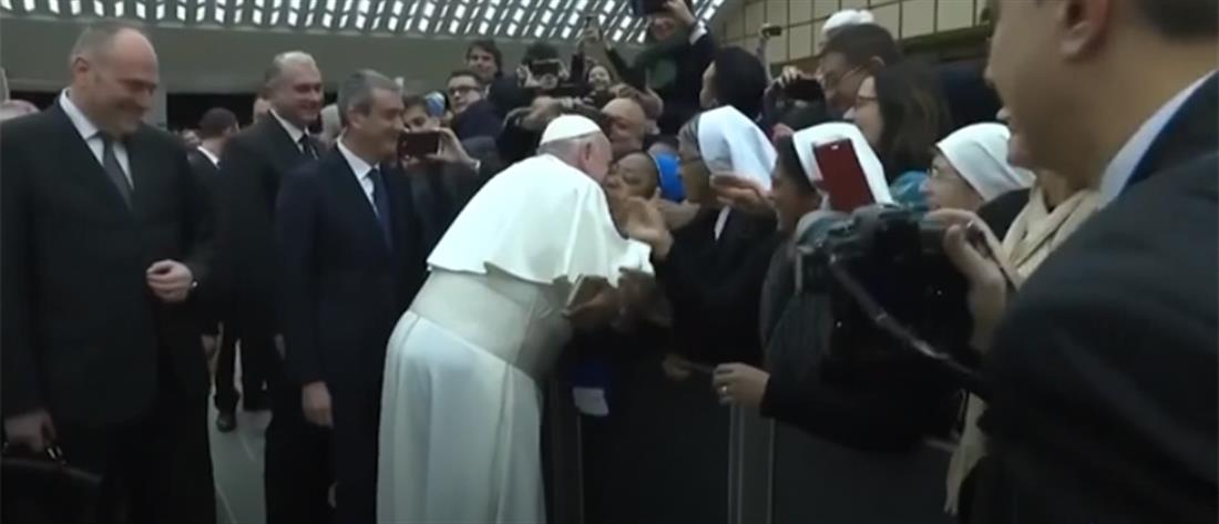 Πάπας σε αφρικανή καλόγρια: “θα σε φιλήσω, αλλά μη με δαγκώσεις”