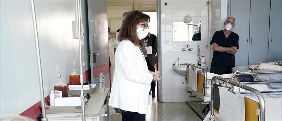 Η Σακελλαροπούλου στο ΚΑΤ: Επισκέφτηκε τους εγκαυματίες πυροσβέστες (εικόνες)