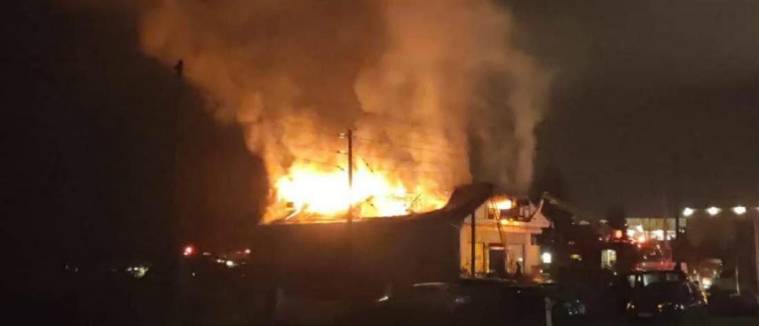 Ιωάννινα: Στις φλόγες παραδόθηκε κτήριο στην εθνική οδό (βίντεο)