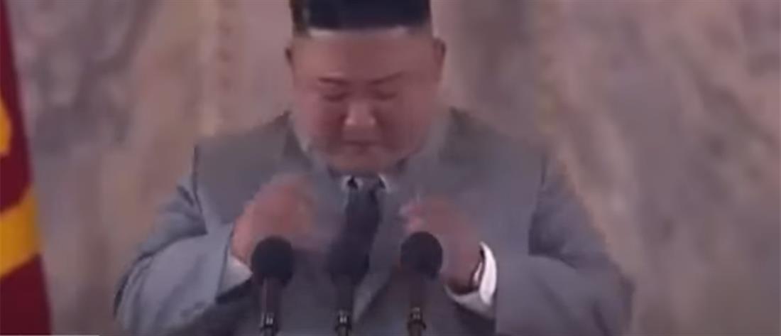 Ο Κιμ Γιονγκ Ουν δάκρυσε και ζήτησε... συγγνώμη από τους Βορειοκορεάτες (βίντεο)