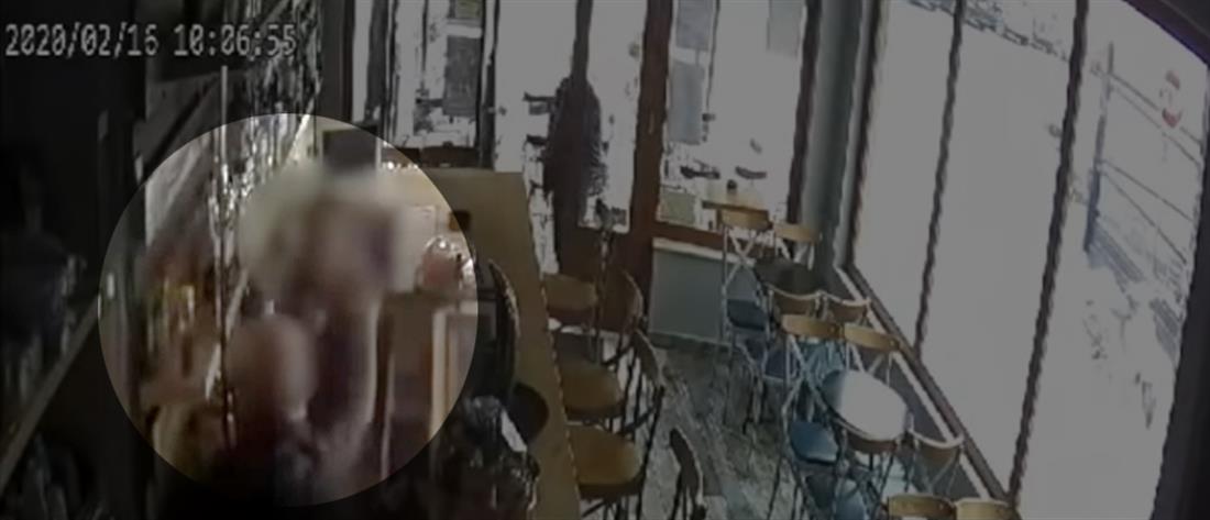 Βίντεο – ντοκουμέντο: Πελάτης “πλάκωσε” στο ξύλο ιδιοκτήτρια καφετέριας