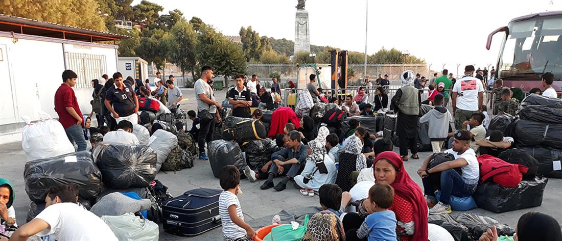 Φεύγουν από τη Μυτιλήνη εκατοντάδες πρόσφυγες
