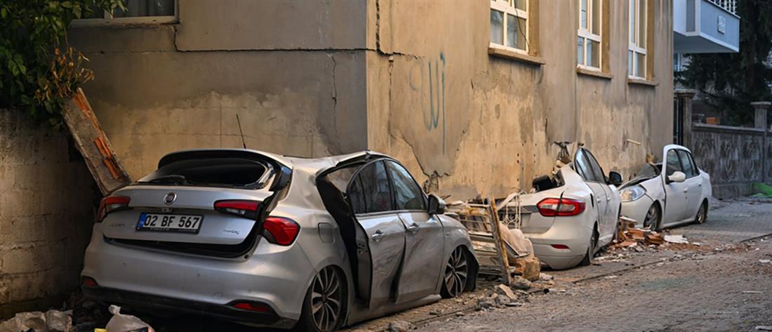 Σεισμός στην Τουρκία: Κτήριο ανασηκώθηκε και “προσγειώθηκε” πάνω σε αυτοκίνητα (εικόνες)