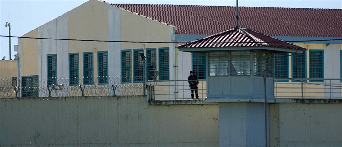 Έριξαν με drone κινητά και ναρκωτικά στις φυλακές Τρικάλων