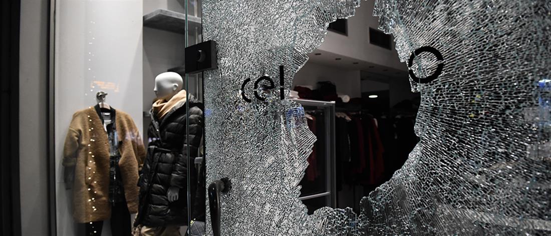 Κουκουλοφόροι έσπασαν βιτρίνες στο κέντρο της Θεσσαλονίκης (εικόνες)