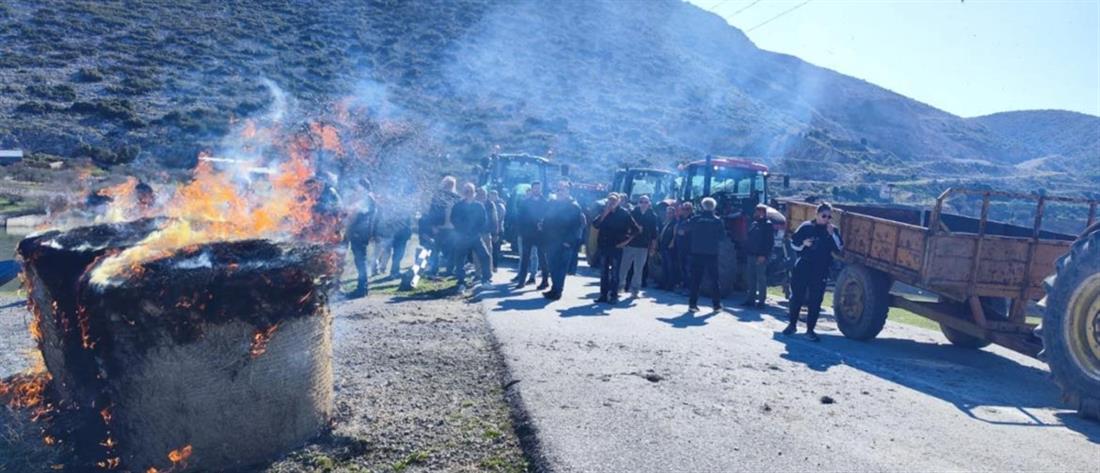 Λίμνη Κάρλα: Αγρότες της Θεσσαλίας έκαψαν μπάλες με άχυρο (εικόνες)