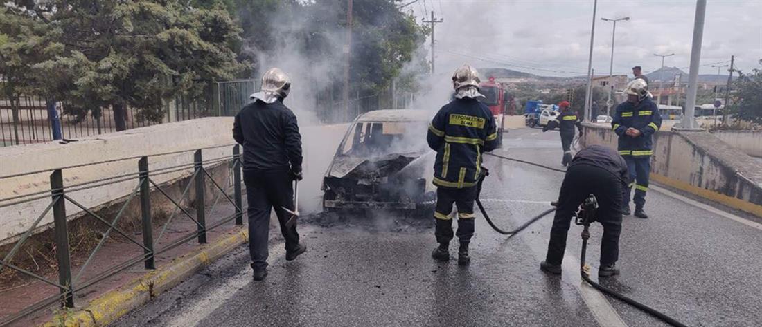 Αυτοκίνητο τυλίχθηκε στις φλόγες στα Σπάτα (εικόνες)