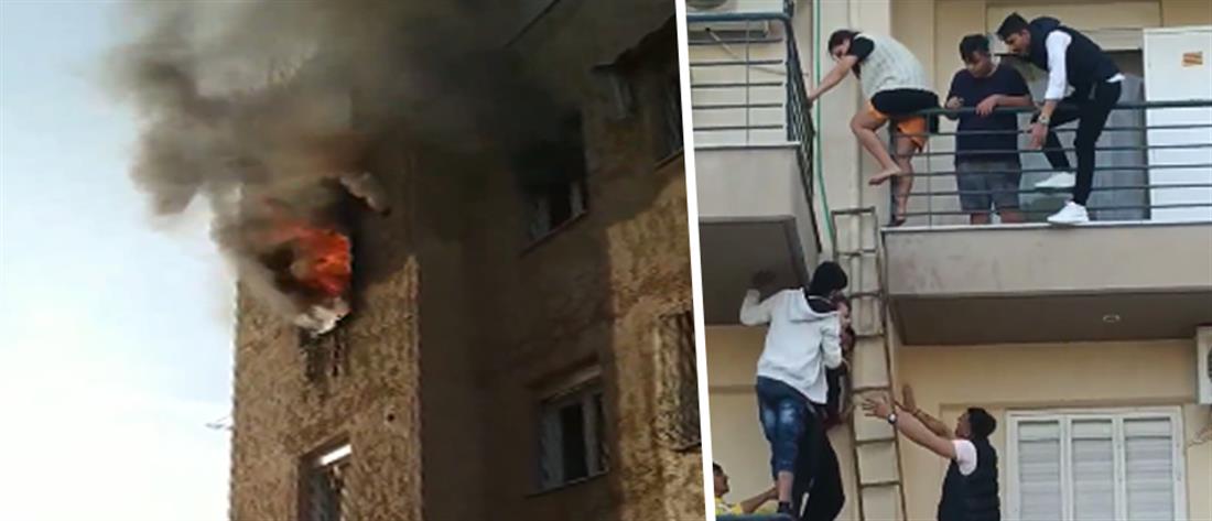 Φωτιά σε διαμέρισμα - Ενοικοι κατεβαίνουν απο το μπαλκόνι για να σωθούν (εικόνες)