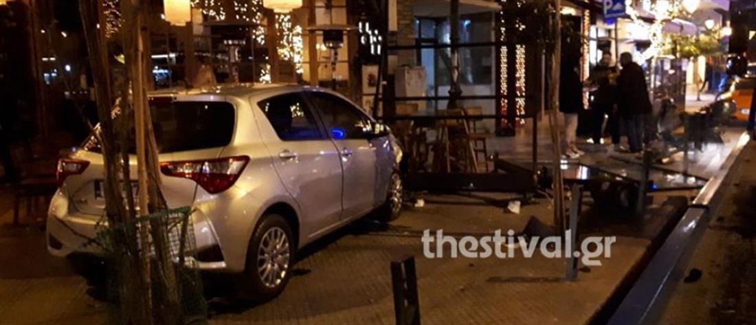 Αυτοκίνητο “μπούκαρε” σε καφέ στη Θεσσαλονίκη (εικόνες)