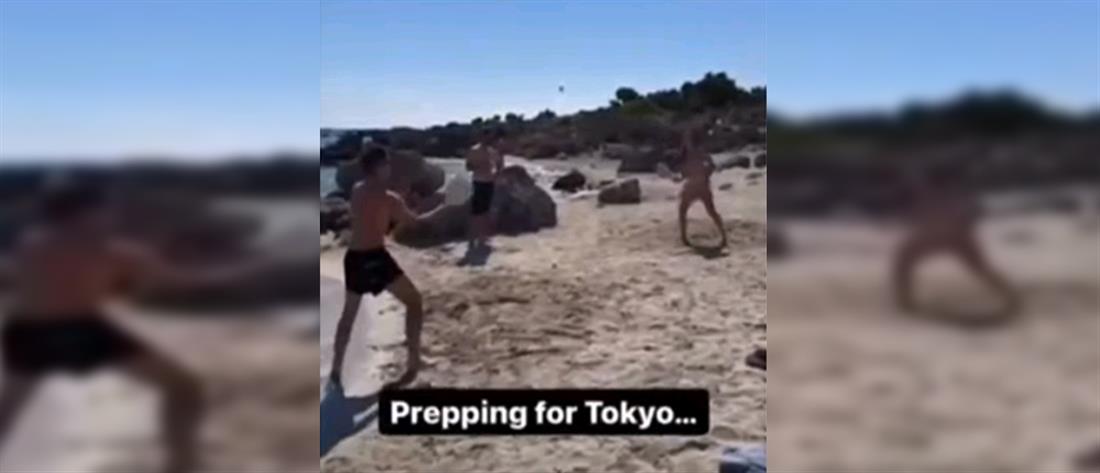 Μητσοτάκης - Σάκκαρη παίζουν ρακέτες στην παραλία (βίντεο)