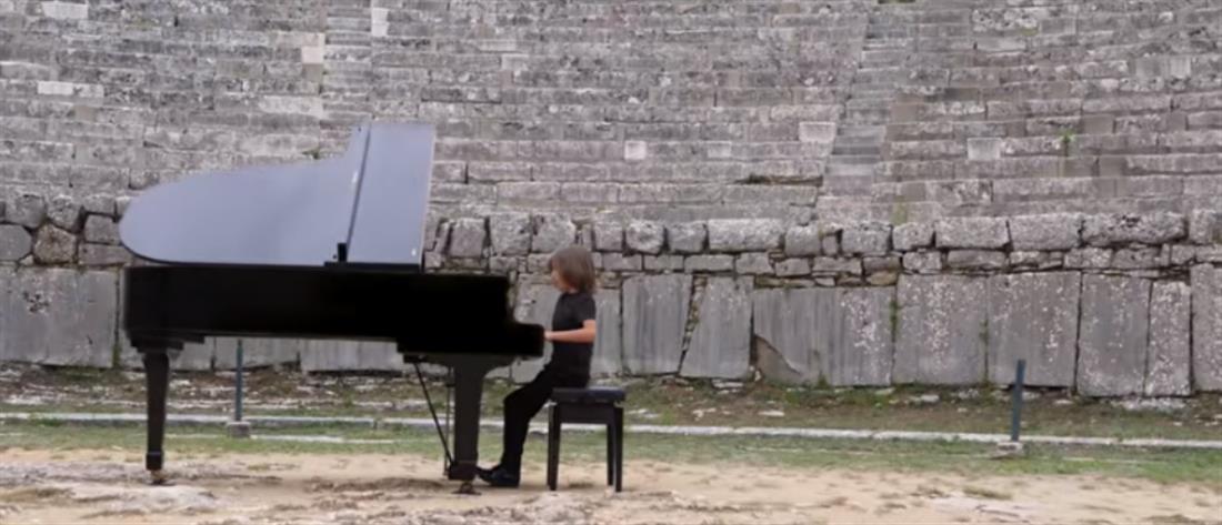 Στέλιος Κερασίδης: Ο 8χρονος πιανίστας διασκευάζει το “Γιάννη μου, το μαντήλι σου” (βίντεο)