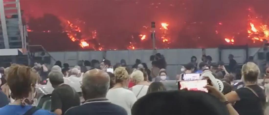 Φωτιά στην Εύβοια - Λίμνη: χιλιάδες απεγκλωβισμοί πολιτών με πλοία (βίντεο)