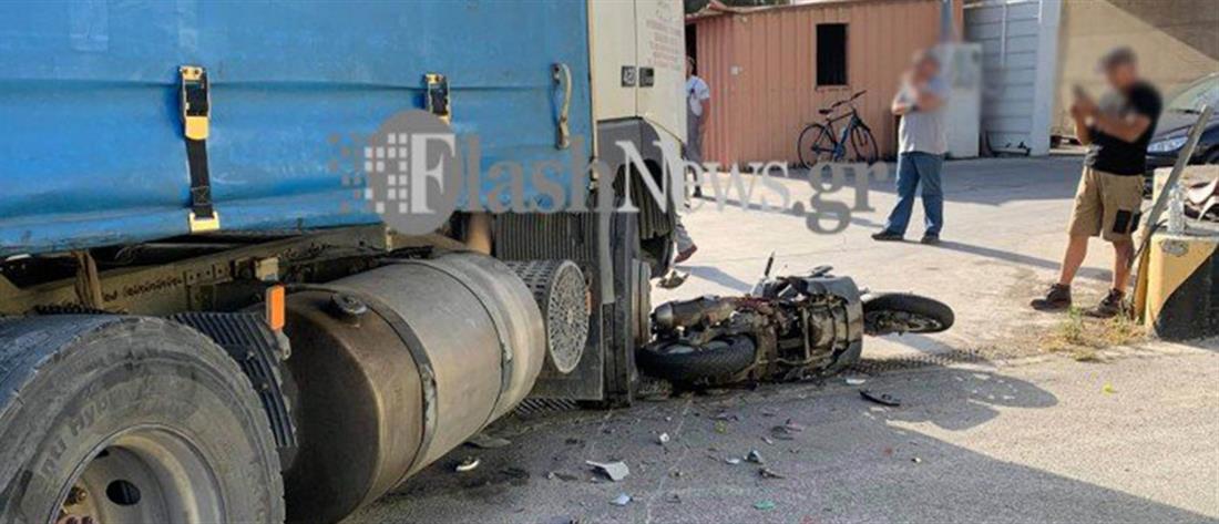 Ηράκλειο: Σφοδρή σύγκρουση μοτοσικλέτας με φορτηγό (εικόνες)